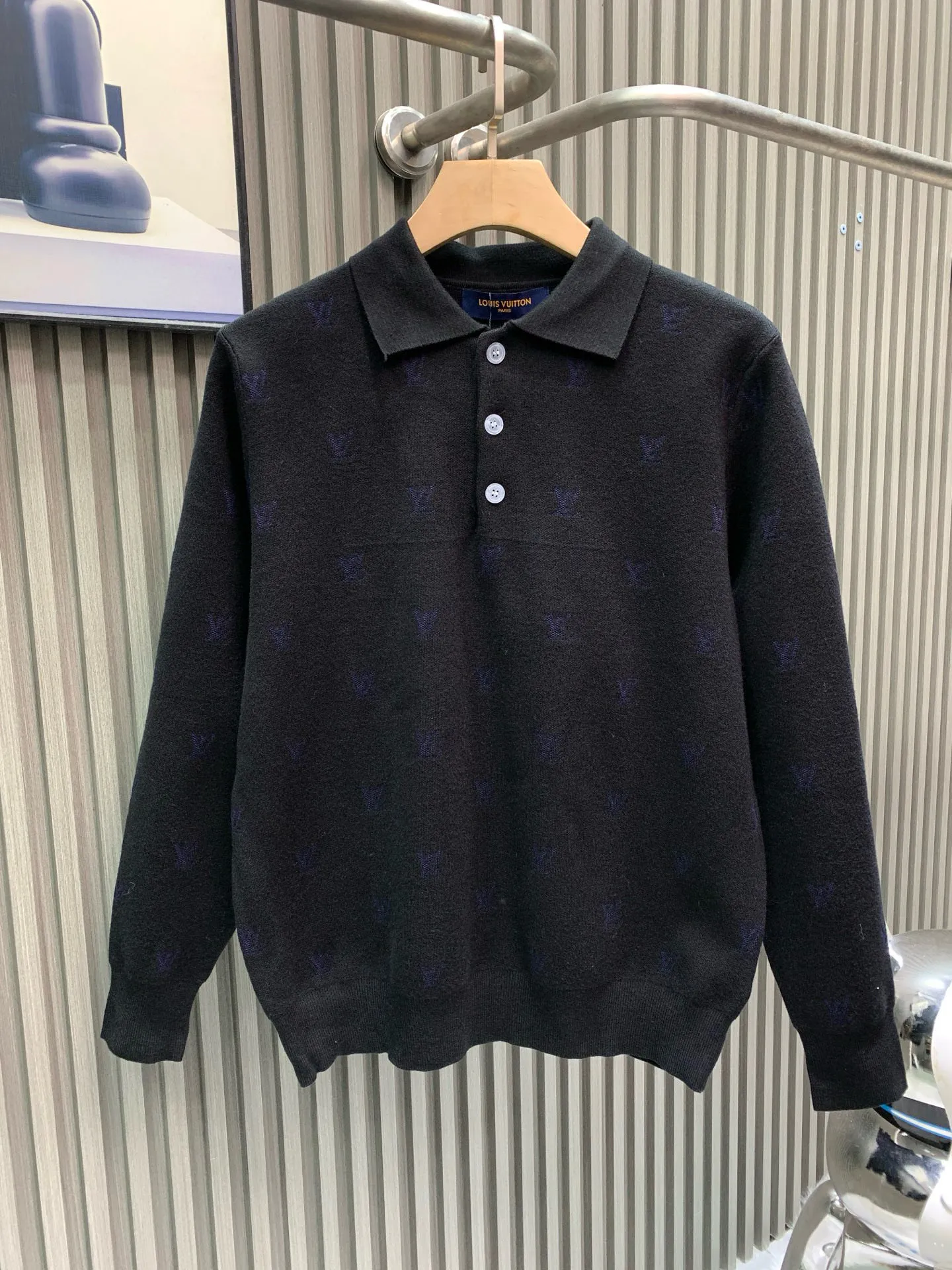 🅿️400 🀄️ Louis Vuitton Louis Vuitton 1v25fw Monogram jacquard wool Polo shirt. 1:1 color matching according to yp. Fei Dong's work. Inspired by Korean painter park Seo-BO. The final color effect is as high as 98%. 60% sheep wool 30% mulberry silk 10% cashmere. The loom requires 32 imported sand spits. The cost is very expensive. It is twice the price of ordinary woolen sweaters. Use a 47W Stoll 14-needle ultra-fine machine imported from Germany for weaving. It takes 180 minutes to weave a piece of fabric. 20 wool blends. Different sleeve patterns should be divided into left and right when sewing. The loom is cylindrical jacquard. It is full of taste for daily wear.